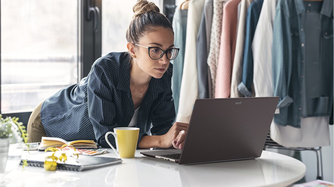 Acer-Vero-16-V16-I71(T)-Lifestyle-2